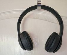 Wireless Bluetooth earphones