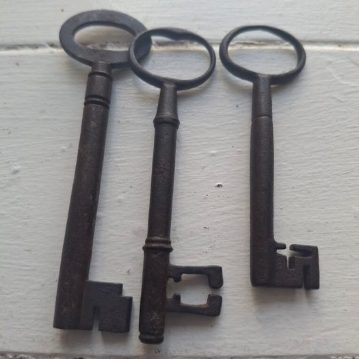 7 Antique Skeleton Keys