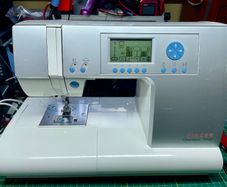 SINGER Quantum 9940 Sewing Machine - Just Serviced - 525 stitch choices!