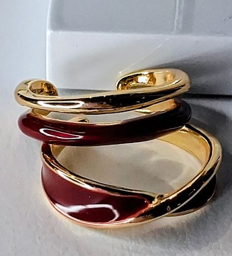 A Pair of Burgundy Oil Drip Rings with Open Ring