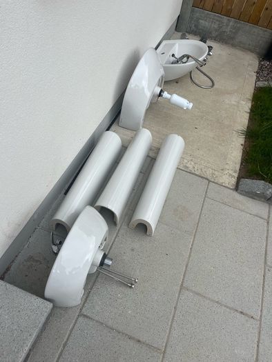 Pedestal sinks
