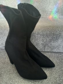 New.women black suede boots.size6/7
