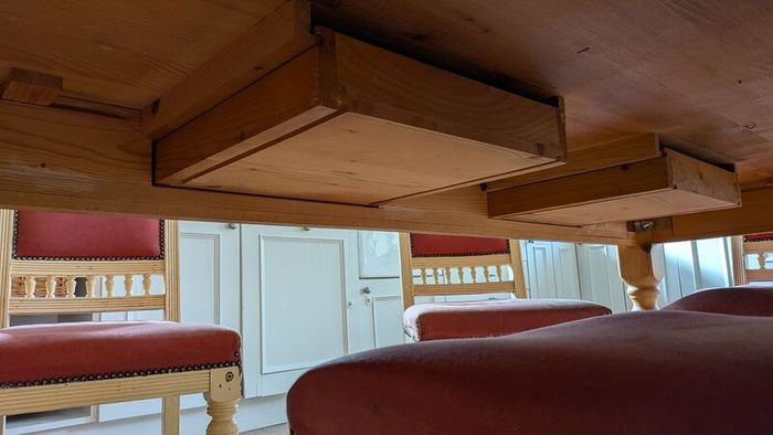 Kitchen table and 6 chairs
