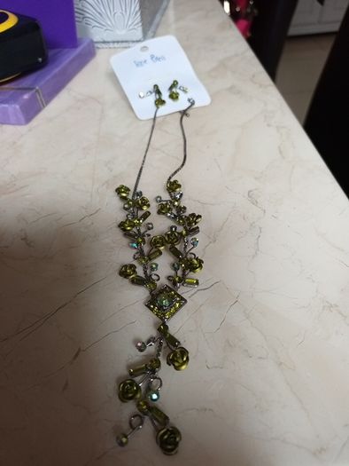 Costume  Necklace & Matching  Earrings.  Length  - 10"..
