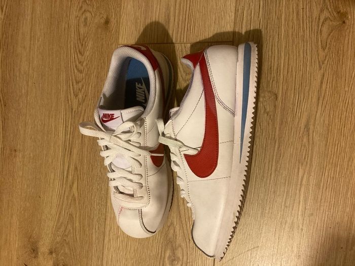 Nike Trainers (White with Logo Size 8 adults.