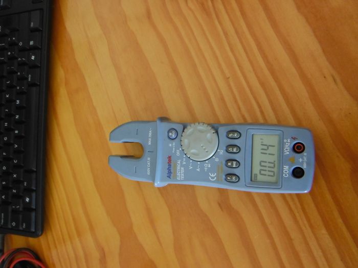 Electrician Test Meter volts 220A Hz Cap CAT III