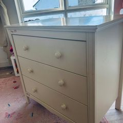 Free mamas and papas changing table.