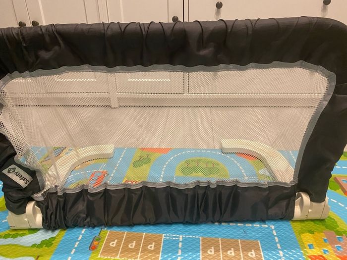 Kids bed guardrail excellent condition