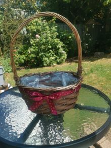 Plant basket with ribbon