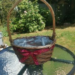 Plant basket with ribbon