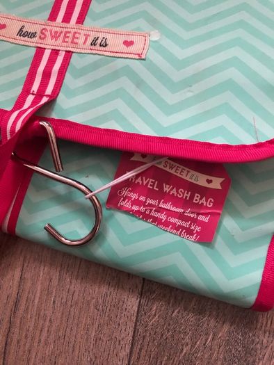 Cosmetics / wash bag