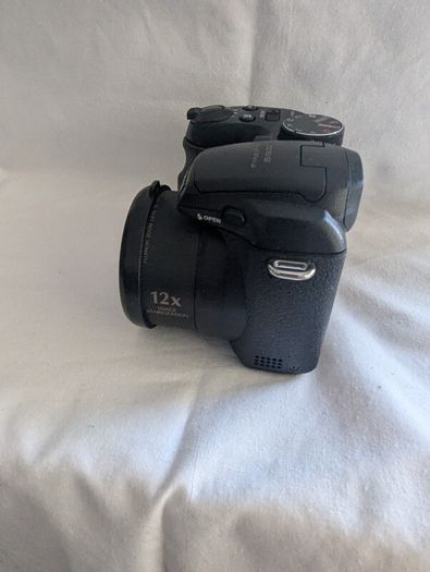 Fujifilm FinePix S1500 10.0-megapixel digital bridge camera in black