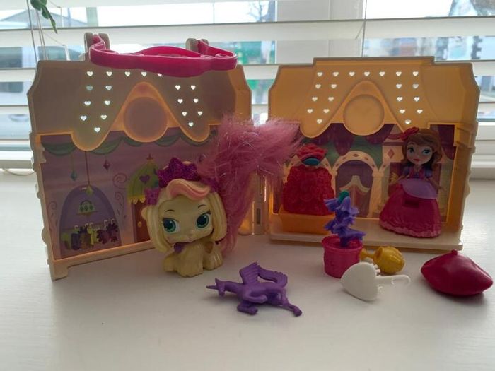 Small Carry Playhouse with miscellaneous characters