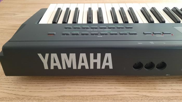 Yamaha SY22 Dynamic Vector Synthesizer