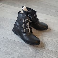 Girls boots