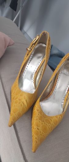 yellow snake print high heels size UK 3