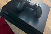 Playstation 4 console and controller