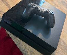 Playstation 4 console and controller