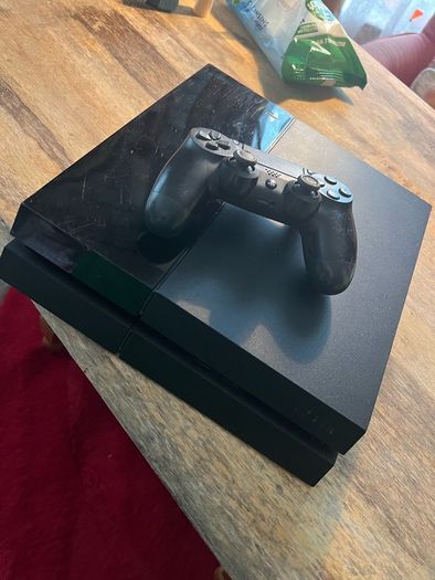 Playstation 4 console and controller