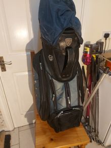 NIKE Golf Bag, in very good condition, plenty of zipped pockets and Golf Clubs Cover