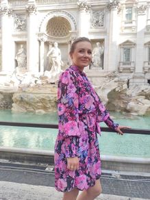 Dress with frills and a tie