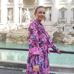 Dress with frills and a tie