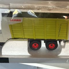 1:32 scale Claas cargos 9500