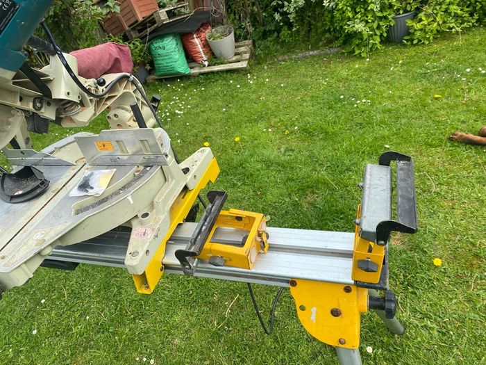 Makita mitre saw 110v and DeWalt leg stand