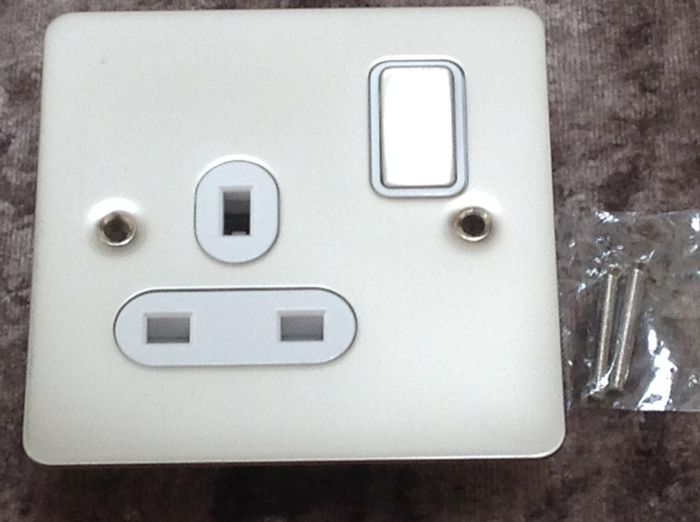 Flat Plate Single Socket / Satin Finish
