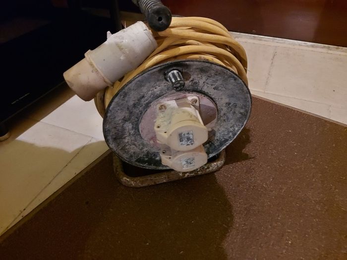120V Industrial Trade Cable Reel, With 2 Outlets, working fine