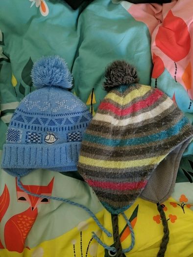 2 warm hats 0-6m