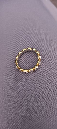 Vintage jewelry is sold individually for 5 to 10 euros