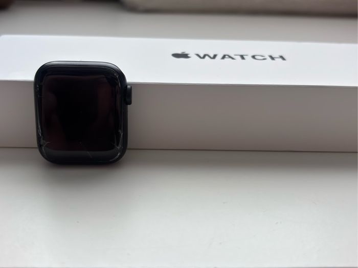 Apple Watch SE (2025) GPS Black Cracked Screen Fully Working Boxed