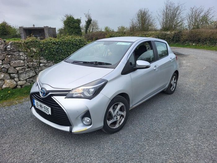 Hybrid Toyota Yaris 2015