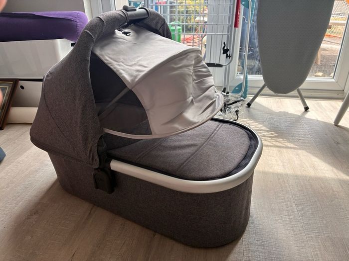 Uppababy Cruz V2 buggy and bassinet