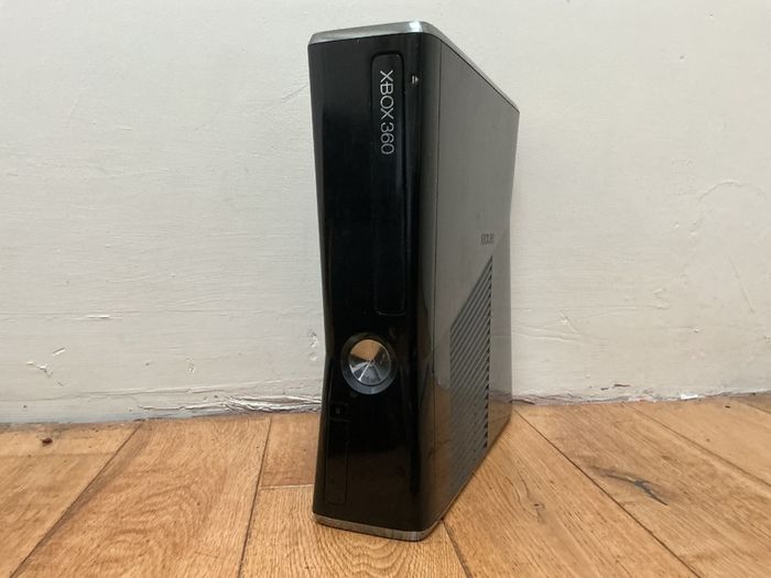 Xbox 360 Slim, 3 Controllers, 1 Kinect Sensor and 8 games, (Dublin)