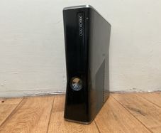 Xbox 360 Slim, 3 Controllers, 1 Kinect Sensor and 8 games, (Dublin)