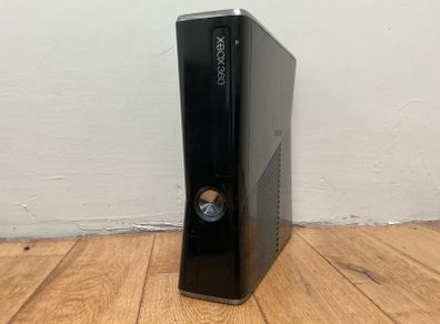 Xbox 360 Slim, 3 Controllers, 1 Kinect Sensor and 8 games, (Dublin)