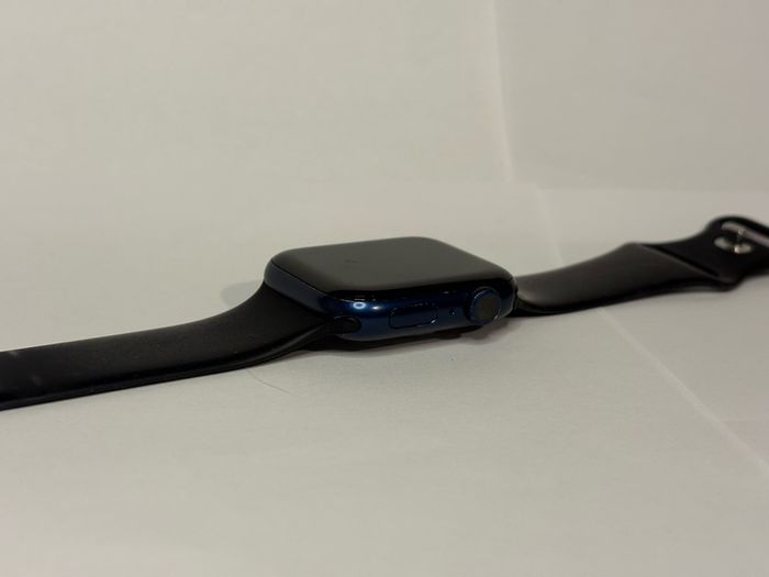 Apple watch series 6, fully working, 3 straps encluded, 2 chargers.