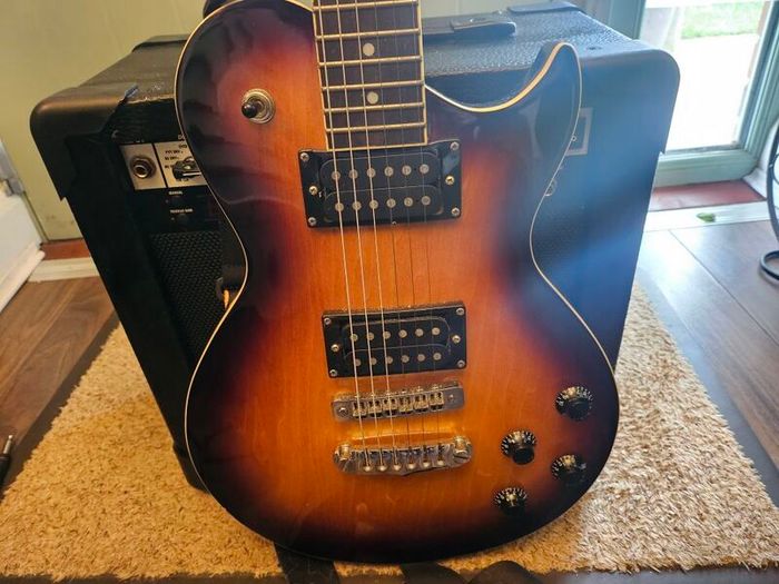 Aria electric guitar with Zoom Fire-15 Amp