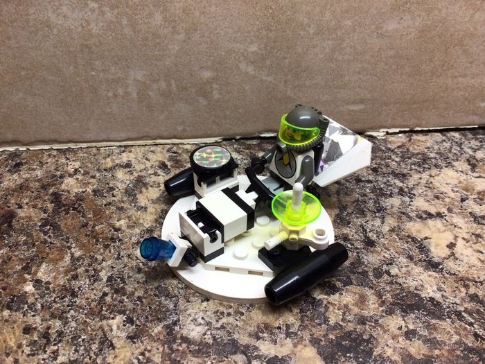 lego land - Lego set no 6815 - Hovertron - full and complete