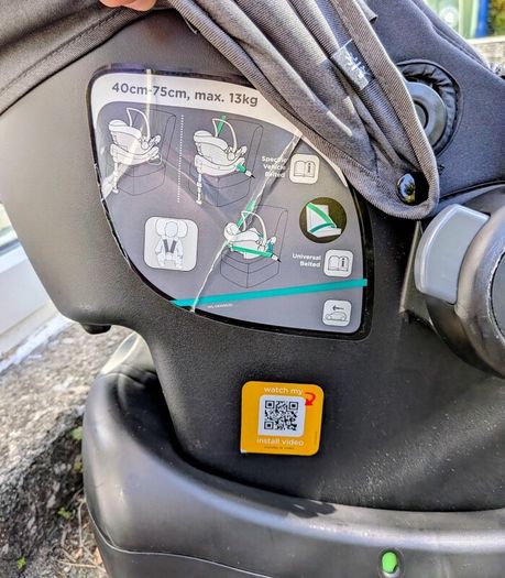 Joie rearfacing Infant Car Seat and Isofix base