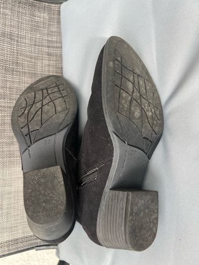 Ladies boots size 4 like new