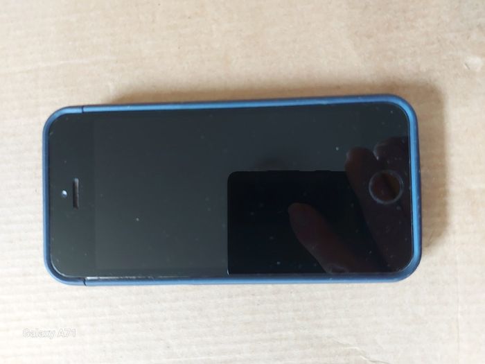 Apple Iphone SE, Space Grey, 32GB, with Battery Pack Case for Great protection, excellent condition
