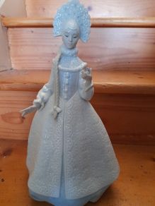 Stunning RETIRED Lladro Snow Maiden  8412