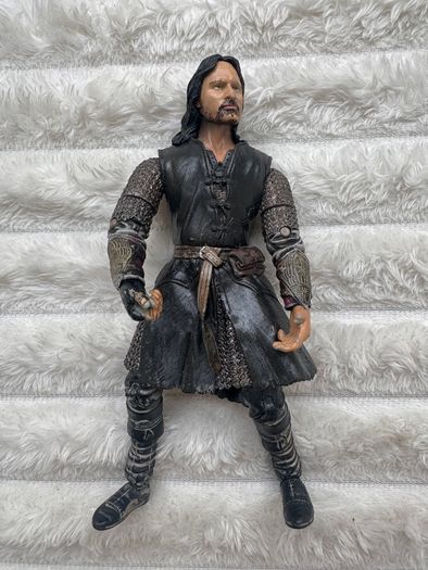 Lord of the Rings Helm's Deep Aragorn Action Figure Damaged NO Finger approx. 16 cm. Used Please see photos