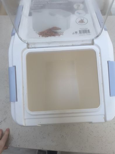 Pet food storage bin