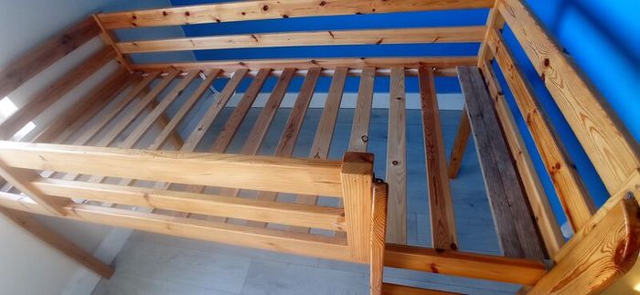 Mid sleeper frame with slide