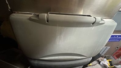 Large ice maker and crushed ice maker