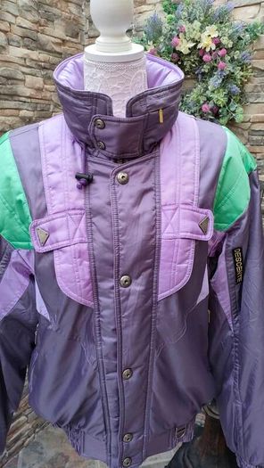 Vintage Descente 1980s ski jacket Official supplier of the Suisse ski team This is a rare and unique piece The quality and finish on the jacket is extremely high  It's in mint condition for its age Size medium